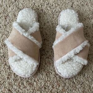 Alfani Beige Cream Sherpa Crossband Slippers NWOT Small (5-6)